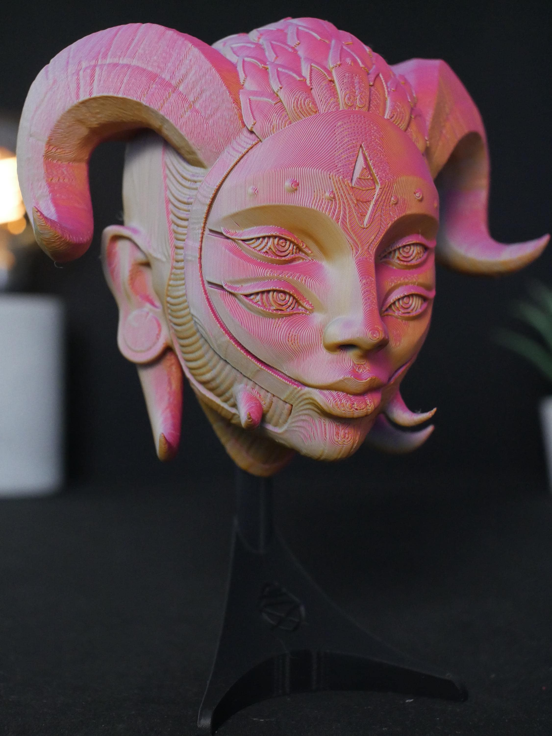 Descubre nuestro busto 3D de Hellequin, una pieza artística con detalles y colores vibrantes. Perfecto para decorar. ¡Consíguelo y transforma tu espacio!