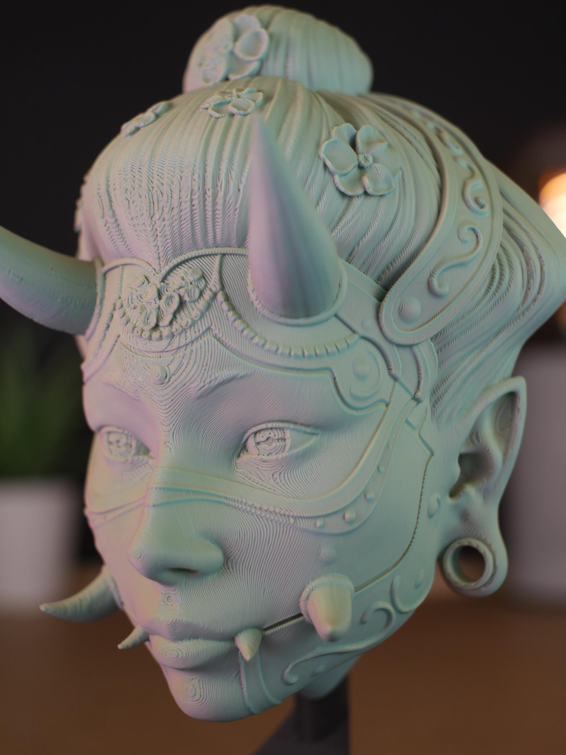 Hannya: Figura/busto transformable con cambio de color según el ángulo de visión y base negra: perfecta para decorar y organizar.