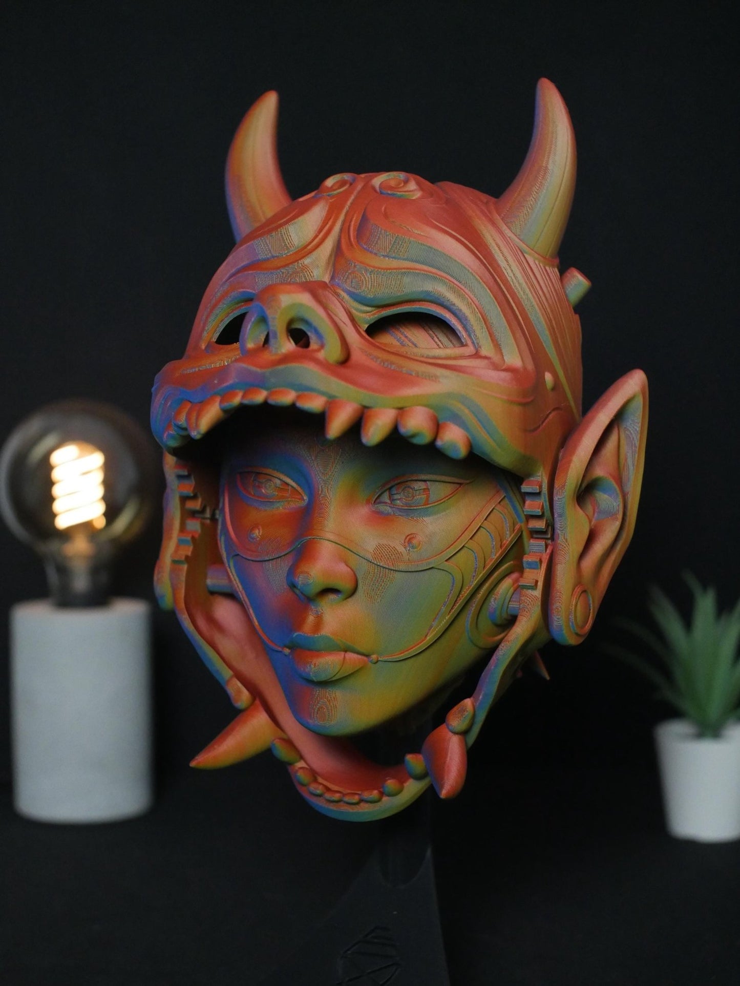 Máscara Oni articulada que revela el rostro de una geisha. Arte mural japonés impreso en 3D y decoración de escritorio con soporte.