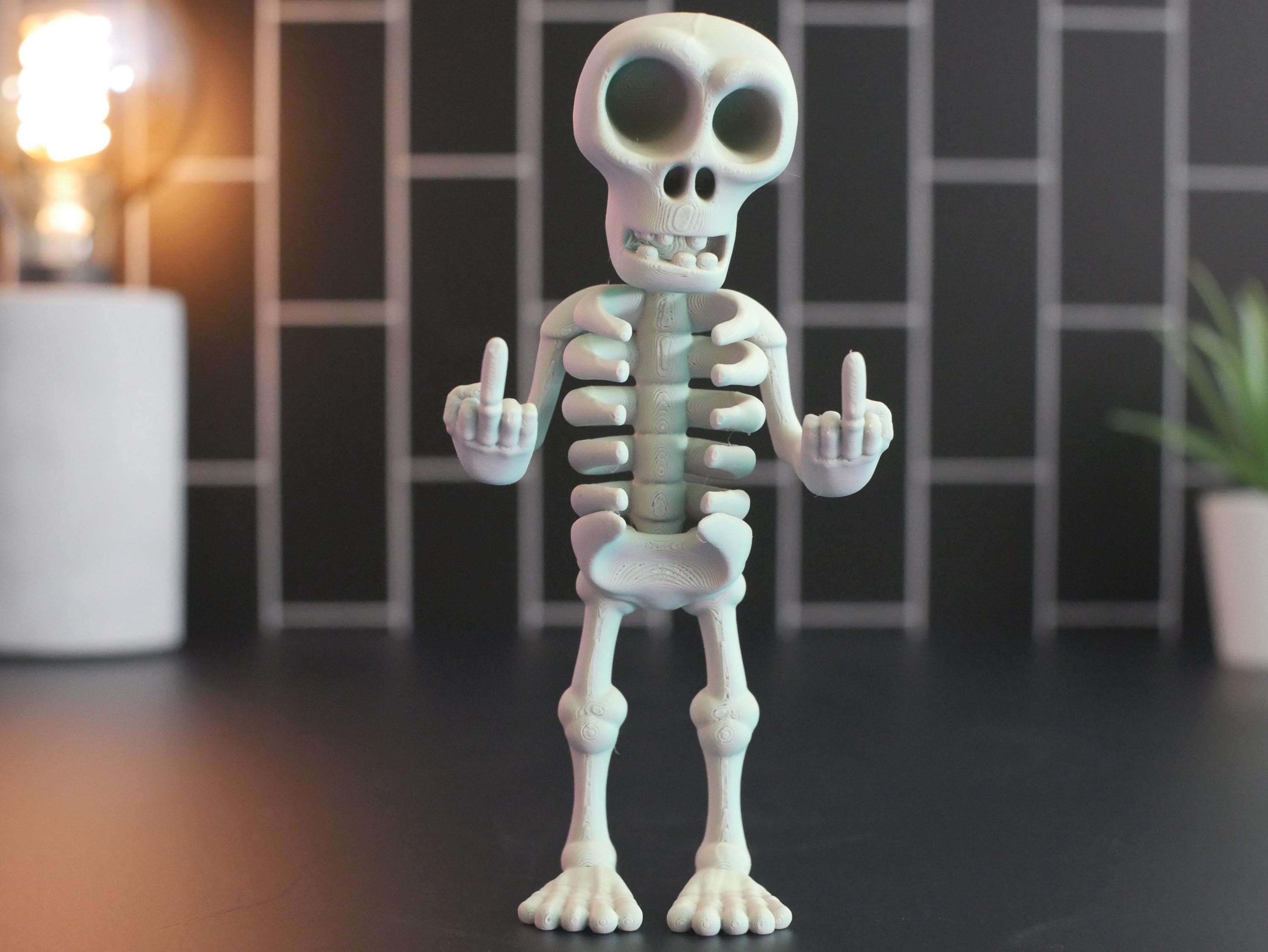 Esqueleto articulado con dedo medio: regalo perfecto para una decoración divertida y única