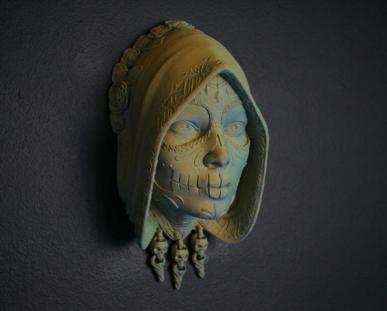 "Busto escultura de pared Santa Muerte y Catrina con capucha de rosas y calaveras colgantes, decoración gótica en relieve 3D."
