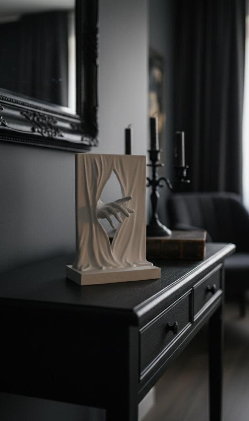 Escultura "La Mano Más Allá del Velo" - Arte Abstracto Surrealista