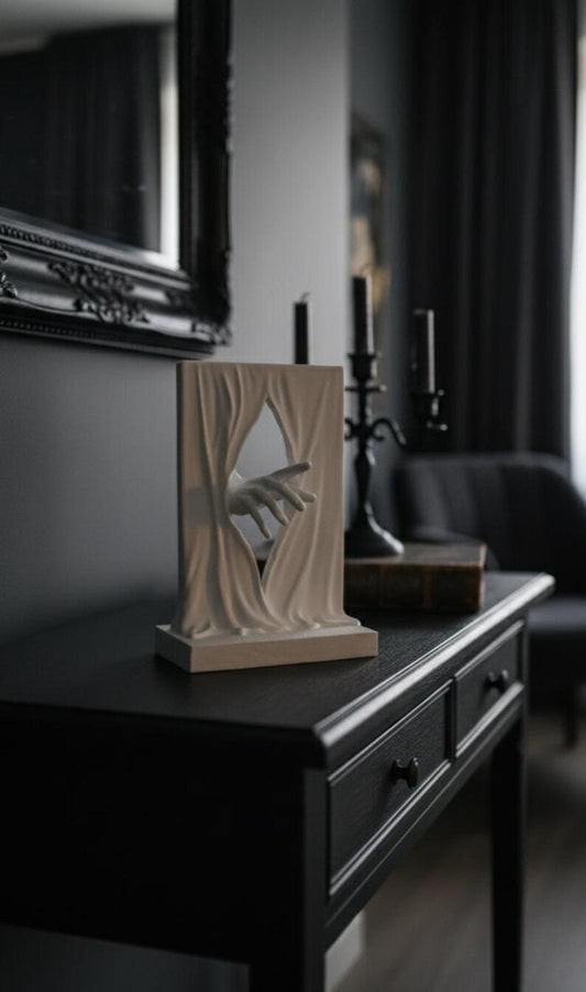 Escultura "La Mano Más Allá del Velo" - Arte Abstracto Surrealista