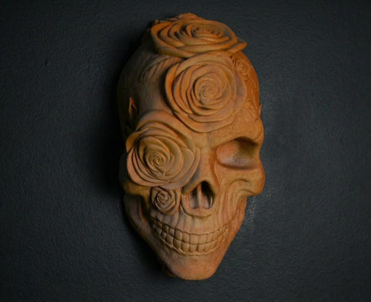 Escultura de Calavera con Rosas y Soporte | Arte Mural Gótico y Decoración de Estantería